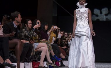 Modelet e verbra defilojnë në javën e modës në Paris (Foto/Video)