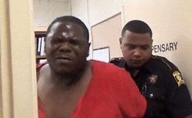 Policia prangos dhe i hedh sprej të burgosurit që bërtiste “nuk mund të marrë frymë”, një orë më vonë vdes në qelinë e tij (Foto/Video, +18)