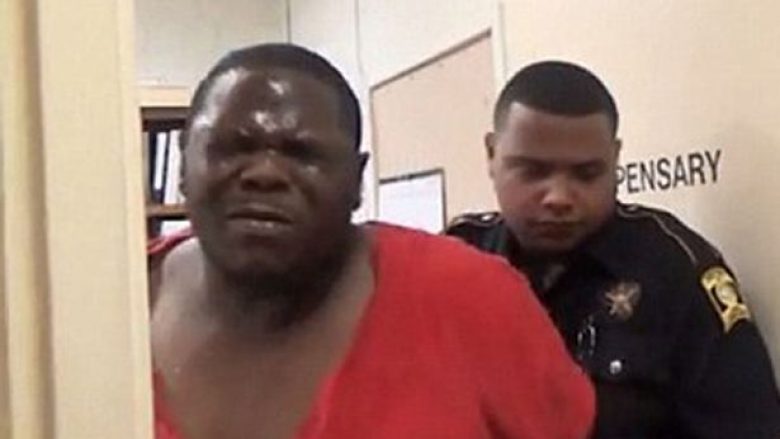 Policia prangos dhe i hedh sprej të burgosurit që bërtiste “nuk mund të marrë frymë”, një orë më vonë vdes në qelinë e tij (Foto/Video, +18)