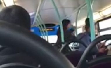 Gratë e moshuara grindeshin për dritaren e autobusit, por reagimi i një adoleshenti i la gojëhapur (Video)