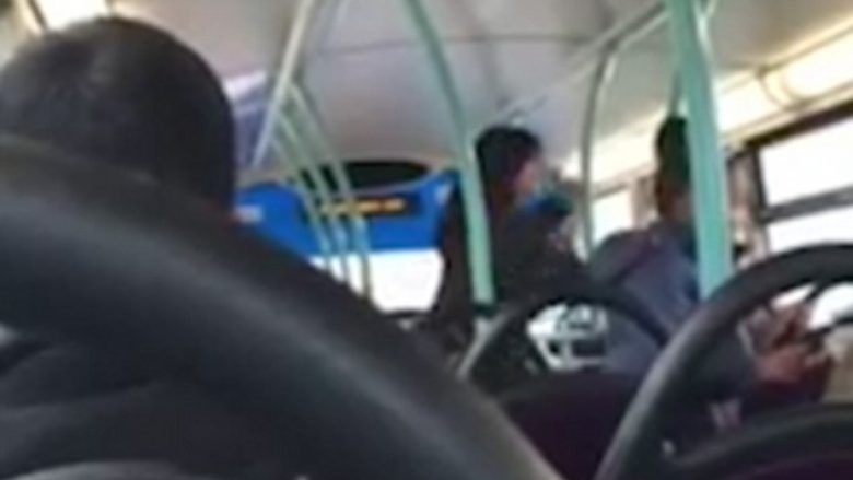 Gratë e moshuara grindeshin për dritaren e autobusit, por reagimi i një adoleshenti i la gojëhapur (Video)