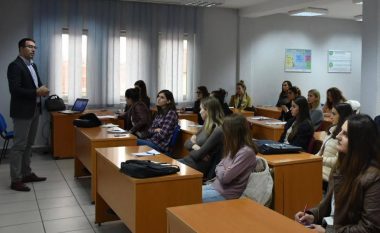 UBT aftëson studentët për aplikim në tregun e punës