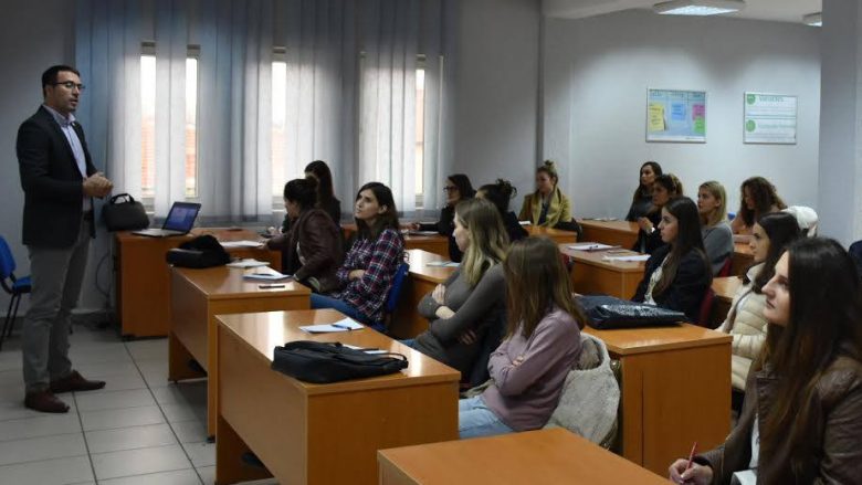 UBT aftëson studentët për aplikim në tregun e punës