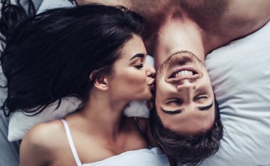 Përse disa çifte bëjnë më shumë seks se tjerët? Përgjigja do t’ju mahnitë!