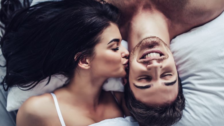 Përse disa çifte bëjnë më shumë seks se tjerët? Përgjigja do t’ju mahnitë!