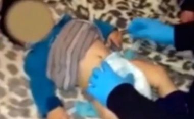 Momenti kur policia zbulon kokainën e dilerëve, që e kishin fshehur në pelenën e foshnjës gjashtë muajshe (Foto/Video)
