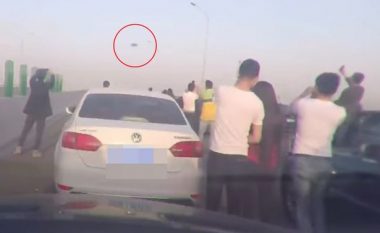 Paralizohet autostrada, shoferët vrapojnë për të filmuar objektin misterioz që po fluturonte mbi kokat e tyre (Foto/Video)