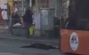 Myslimani i ri shtrihet para tramvajit! (Video)