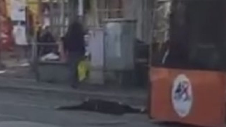 Myslimani i ri shtrihet para tramvajit! (Video)