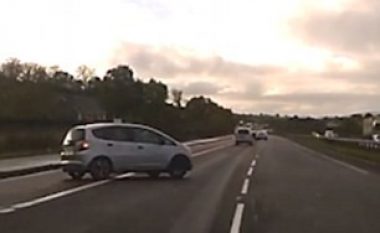 Shoferi kthen veturën në mes të autostradës, shikoni çfarë i ndodhë (Video)