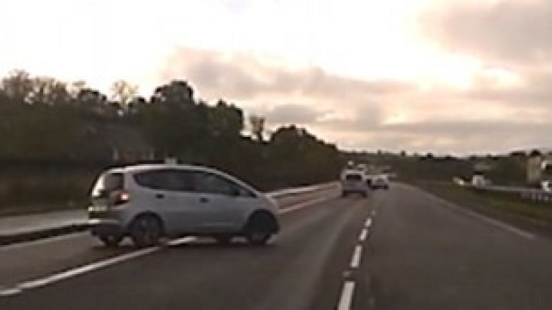 Shoferi kthen veturën në mes të autostradës, shikoni çfarë i ndodhë (Video)