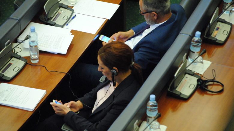 Deputetët dhe mania e tyre me telefon (Foto)