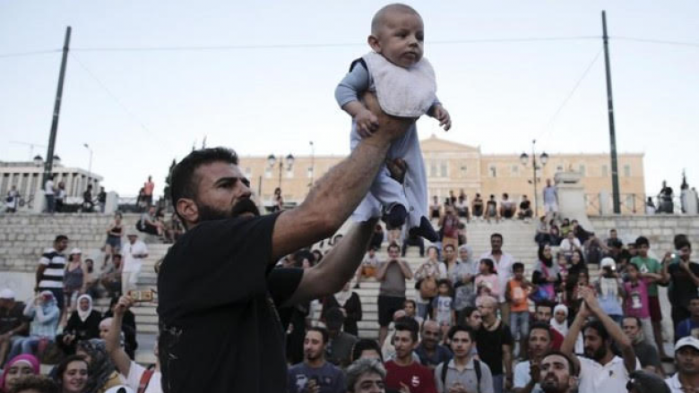Marrsh protestues në Athinë për të drejtat e refugjatëve