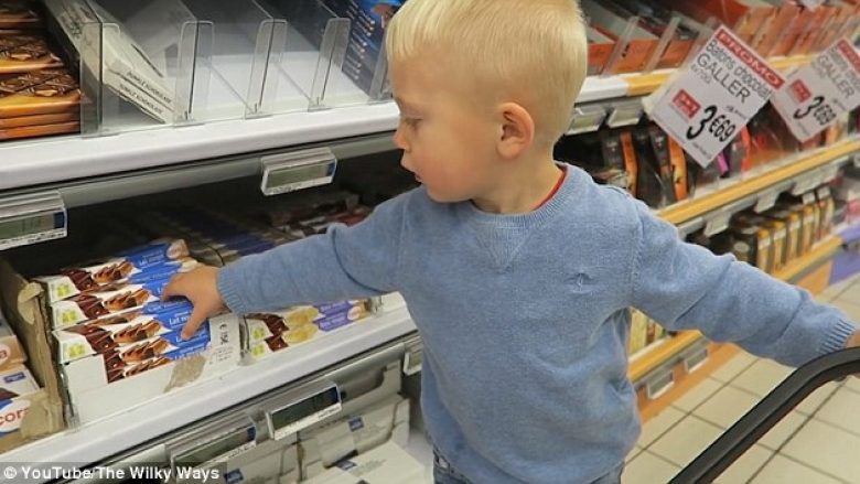 Babai e la fëmijën të bëjë pazarin e javës, por përzgjedhja ishte qesharake (Video)