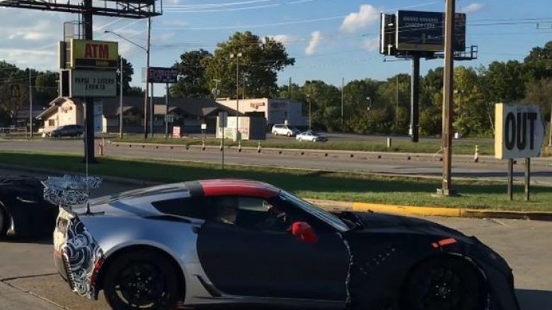 Corvette i ri filmohet duke u testuar së bashku me Hellcat dhe Jaguar (Video)