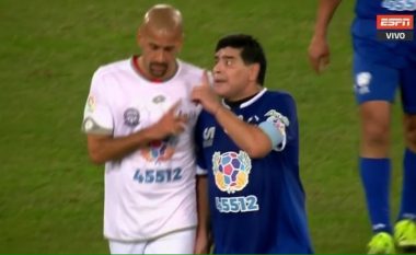 Maradona e tepron, kacafytet dhe e ofendon Veronin në ‘Ndeshjen e paqes’ (Foto/Video)