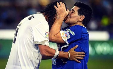 ‘Ndeshja e paqes”, Ronaldinho fiton ndaj Maradonas (Foto/Video)