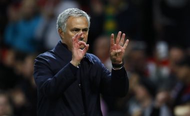 Prekëse, shikoni se si Mourinho i kërkon falje tifozëve për humbjen ndaj Chelseat (Foto/Video)