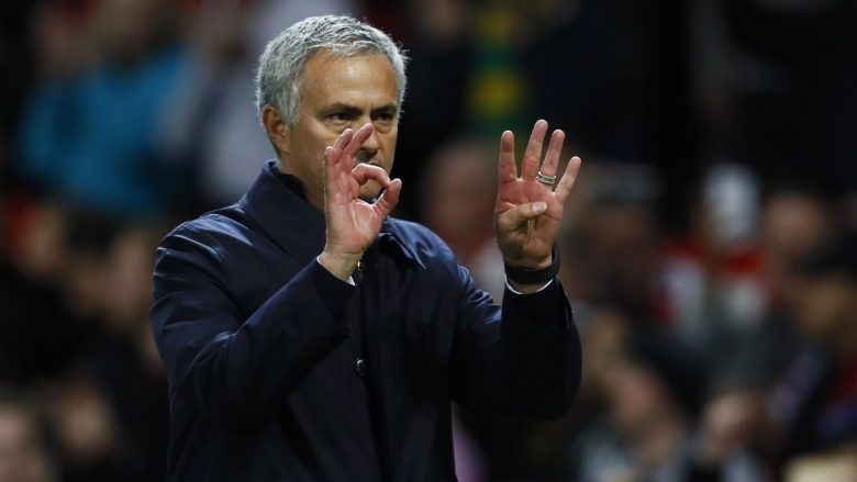Prekëse, shikoni se si Mourinho i kërkon falje tifozëve për humbjen ndaj Chelseat (Foto/Video)