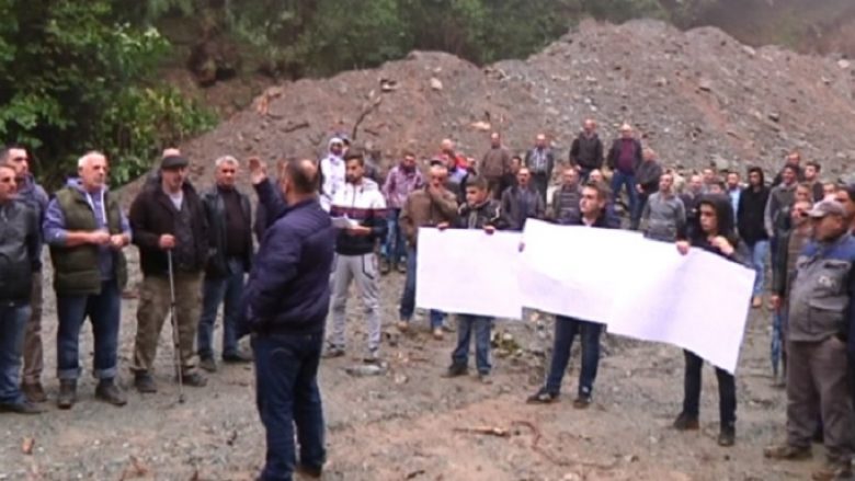 Banorët e Dobroshtit protestojnë kundër hidrocentralit, kryetari shfajsohet