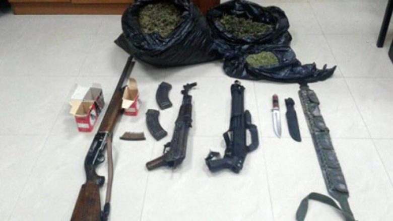 Tritol, armë dhe drogë, tre të arrestuar (Video)