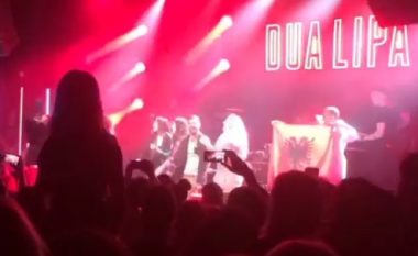 Në skenën e koncertit të Frankfurtit të Dua Lipës valëvitet edhe flamuri shqiptar (Video)
