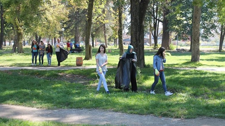 “Gostivari pa mbeturina”, vullnetarët pastrojnë qytetin