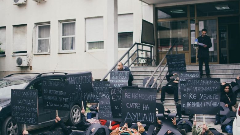 OJQ-të protestojnë kundër shkurtimit të fondeve për HIV në Maqedoni (Foto/Video)