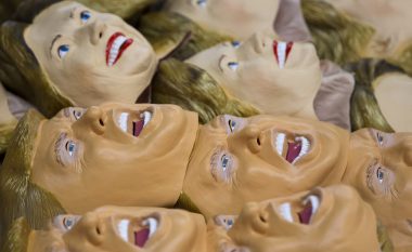 “Halloween politik”: Shitjet e maskave tregojnë se cili kandidat është më i pëlqyer (Foto)