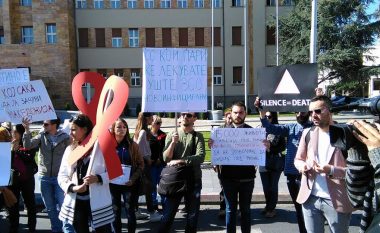 Disa OJQ protestuan para kuvendit të Maqedonisë për çështjen e të sëmurëve me HIV
