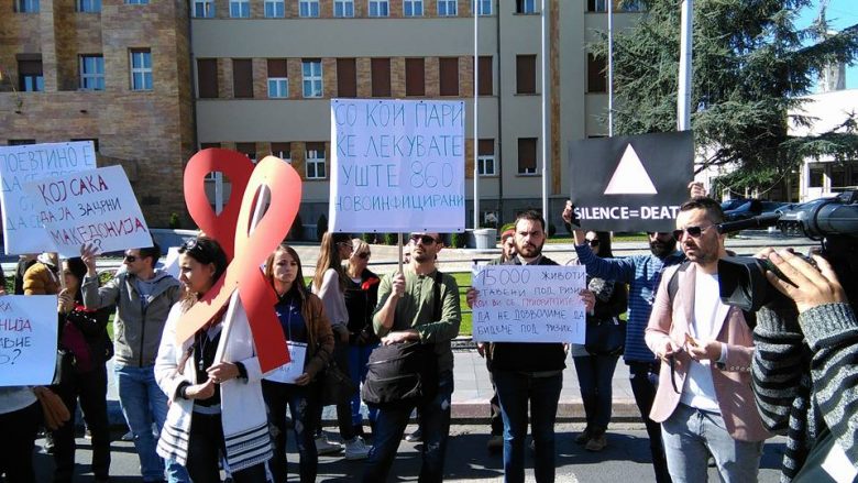 Disa OJQ protestuan para kuvendit të Maqedonisë për çështjen e të sëmurëve me HIV