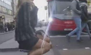 I ‘eksplodojnë menstruacionet’ në rrugë, shikoni reagimet e kalimtarëve (Video)