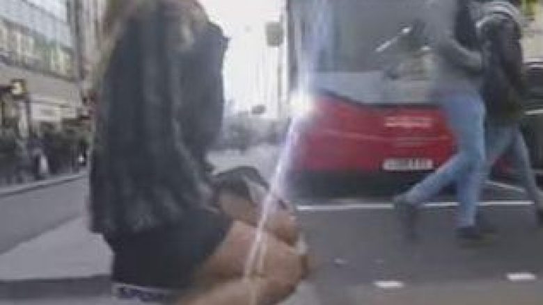 I ‘eksplodojnë menstruacionet’ në rrugë, shikoni reagimet e kalimtarëve (Video)