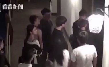 I nxorën zvarrë nga dhoma e hotelit sepse bënin shumë zhurmë duke kryer marrëdhënie (Video)