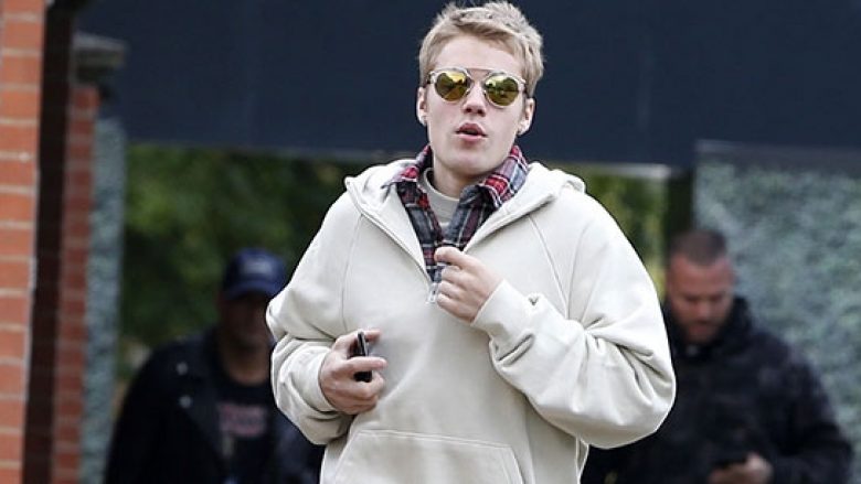 Moti i ftohtë i Skocisë nuk e pengon Bieberin që të dalë vetëm me brekë (Foto)