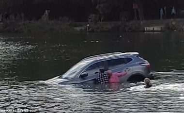 Kalimtarët e rastit e shpëtuan të moshuarin që po fundosej me veturë në liqe (Video)