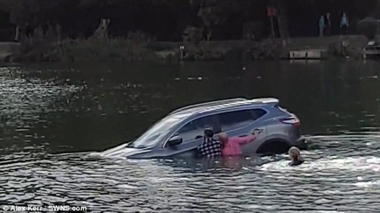 Kalimtarët e rastit e shpëtuan të moshuarin që po fundosej me veturë në liqe (Video)
