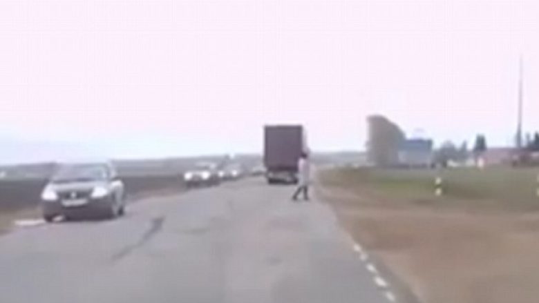 Kamioni shmang shtypjen e një kalimtari, që duket se u shfaq nga askundi (Video)