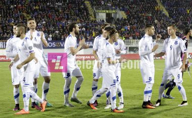 Futbollistët e Kosovës falin xhumanë para ndeshjes (Foto)