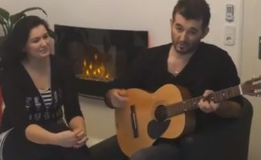 Dëgjoni duke kënduar bashkë, Labin me motrën e tij (Video)