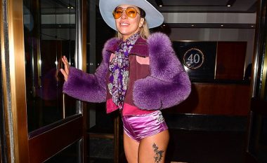 Lady Gaga shfaq asetet e saj seksi me këtë veshje të çuditshme! (Foto)