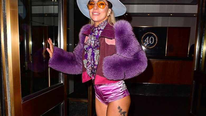 Lady Gaga shfaq asetet e saj seksi me këtë veshje të çuditshme! (Foto)