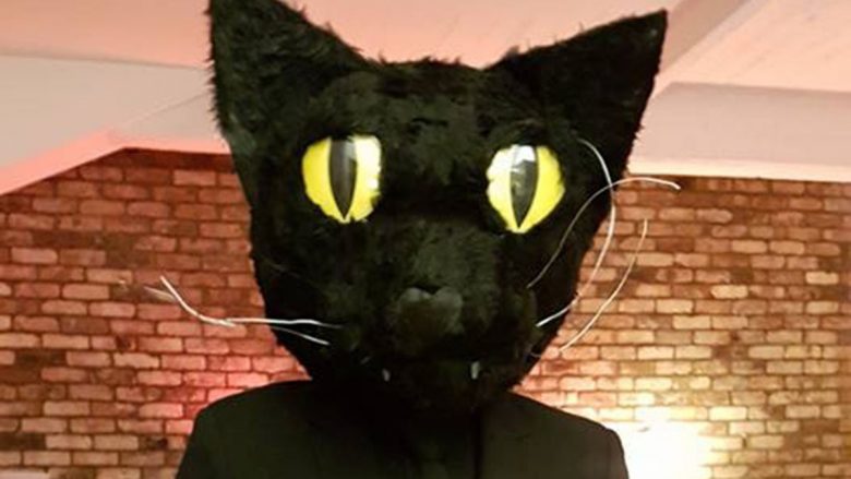 Macja e tmerruar me maskën e pronarit (Foto)