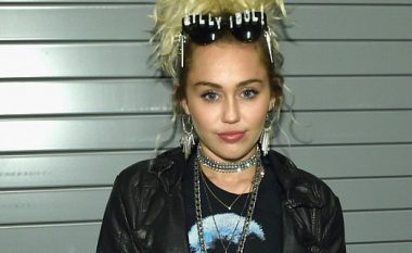 Miley tregon për paqartësitë që ka pasur rreth identitetit gjinor, lidhjen e parë e ka pasur me një femër (Foto)