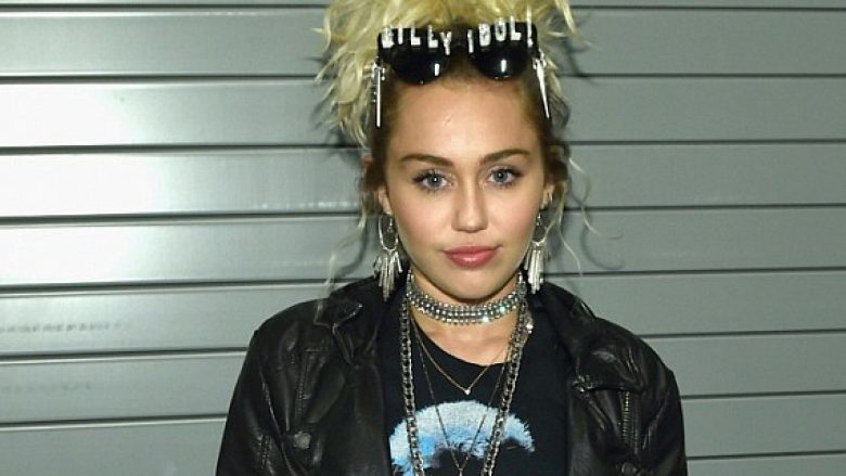 Miley tregon për paqartësitë që ka pasur rreth identitetit gjinor, lidhjen e parë e ka pasur me një femër (Foto)