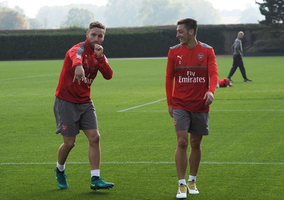 Mustafi duke kopjuar festimin e golave nga Ozil, ndërsa gjermani qesh me gjestin e mbrojtësit shqiptar