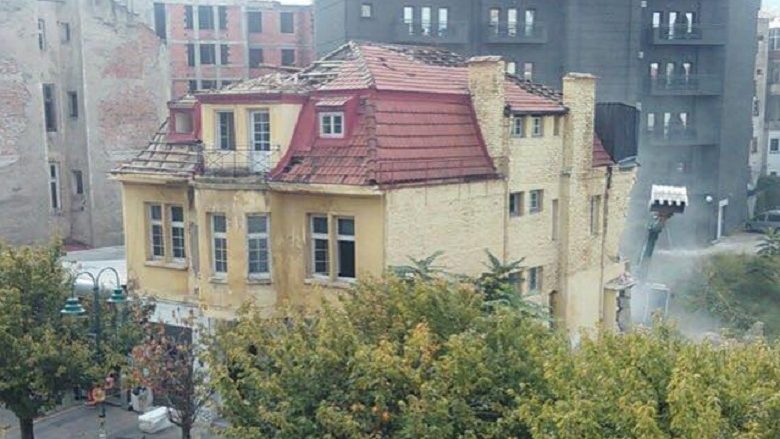 Rrënohet shtëpia në Shkup ku pushteti ”vendosi” votuesit e rrejshëm (Video)