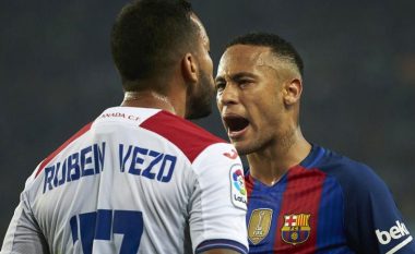 Përplasja mes dy futbollistëve që thuajse përfundoi në puthje  (Foto/Video)