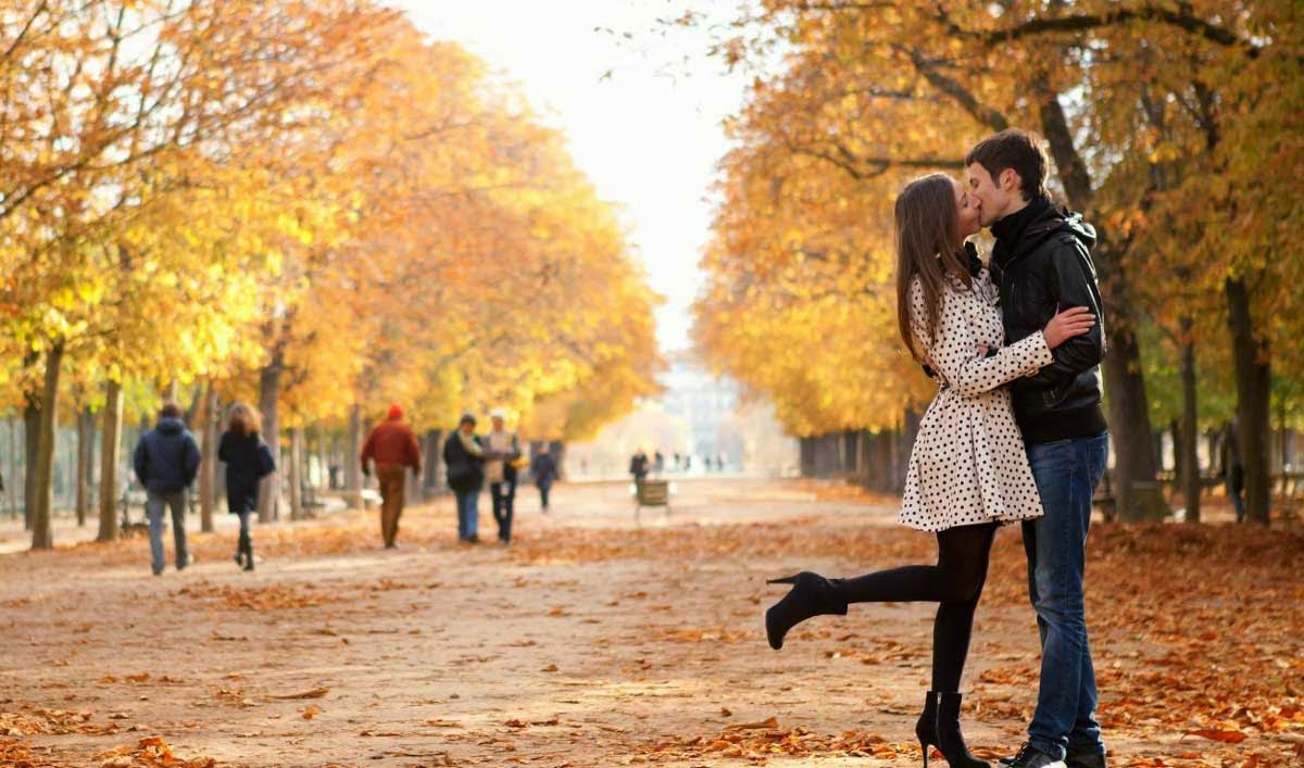 November-Cute-Love-Couple-Wallpaper