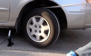 Në rast se zbrazet akumulatori, vetura mund të ndizet në këtë mënyrë! (Video)